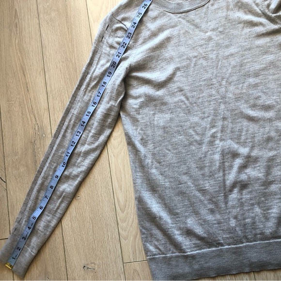 Banana Republic 100% Merino Wool Eyelet Sleeve Light Sweater in Grey Size M - Picture 10 of 11
